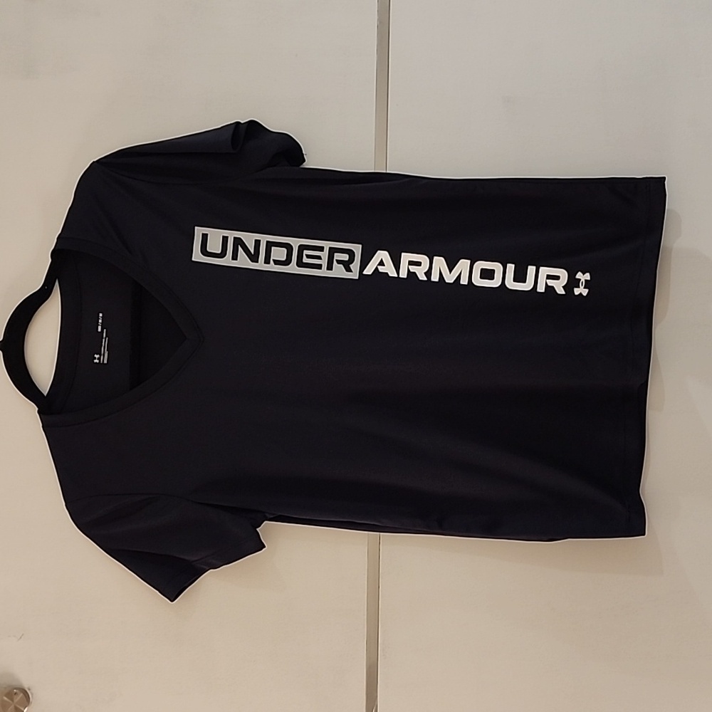 Under Armour  loose v-neck black/white size medium PTP 20 inches